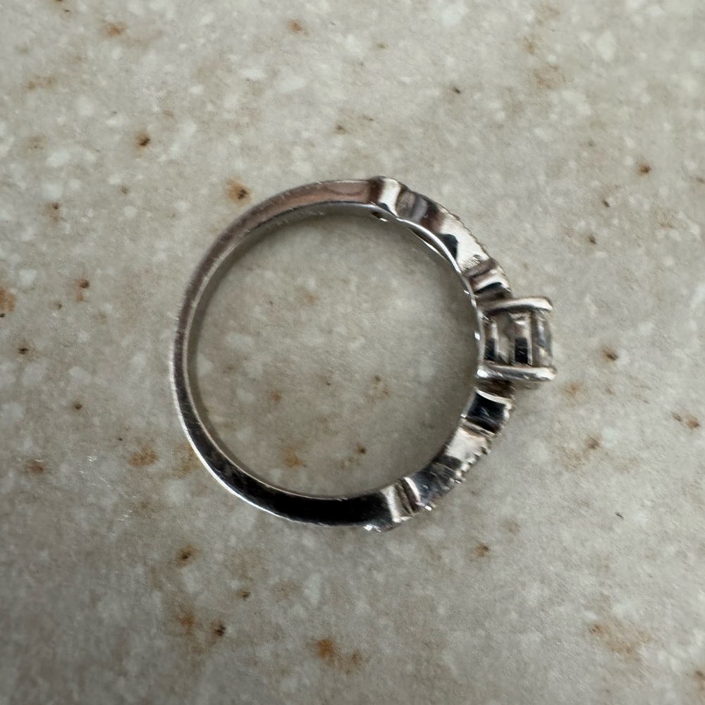 Elegant Silver 925 and cubic Zirconia Diamond Ring - Picture 2 of 6